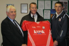 Michael-ORiordanChairmanAndrew-BarrettMoynihans-Pharmacyand-Noel-ORiordan-Premier-Intermediate-Hurling-Captain